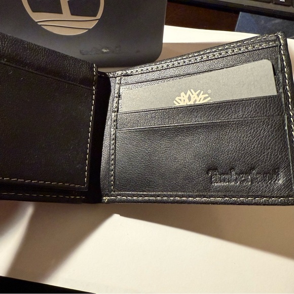 Black Timberland leather men’s wallet attached flip pocket white stitching NIB - Picture 3 of 5